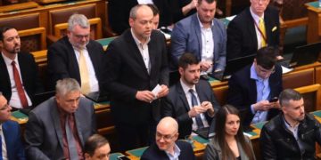 Az iskolák bezárásának támogatására hívja fel az ellenzéket a Jobbik