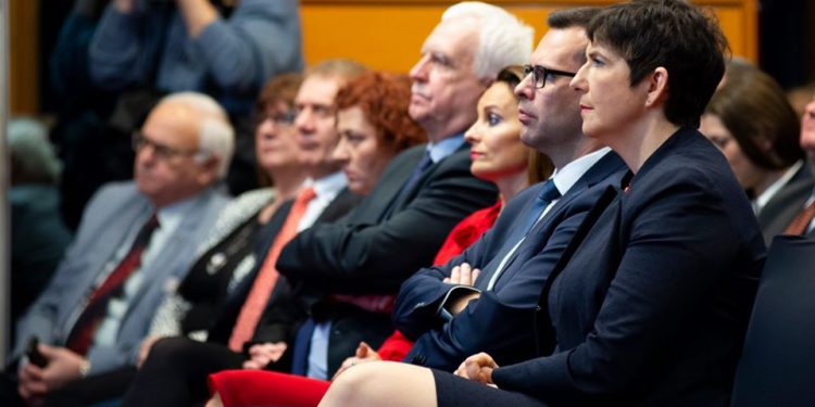 Három intézkedést kér a DK az idősek védelmében