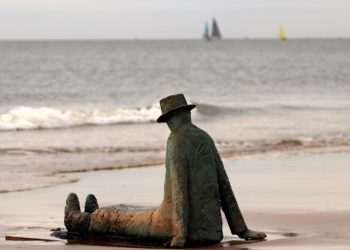 Az iskolák, az éjszakai klubok, a kávéházak és az éttermek is bezárnak péntek éjféltől Belgiumban