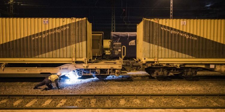 Szerb elnök: lezárják a határokat a gócpontokból érkezők előtt