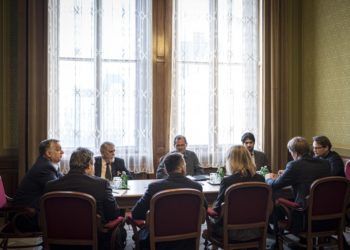 Orbán: lezárják Magyarország határait a személyforgalom előtt