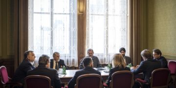 Orbán: lezárják Magyarország határait a személyforgalom előtt