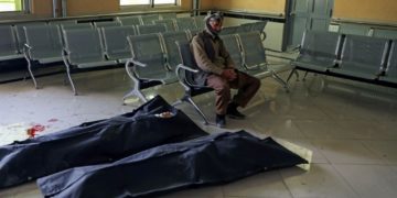 Az afgán kormány a tálibokkal egyeztetett, Pompeo Kabulba érkezett