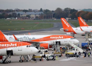 Az easyJet bejelentette, hogy az összes járatát határozatlan időre felfüggeszti