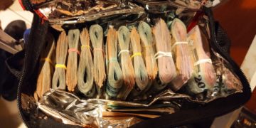 A nyomozók őrizetbe vették azt a férfit, akinél többek között négy kiló marihuánát találtak. (videó)