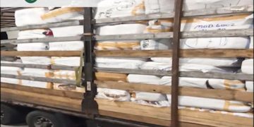 Kétszázmillió forintnyi hamis ruházati terméket foglaltak le az autópályán pénzügyőrök  (videó)