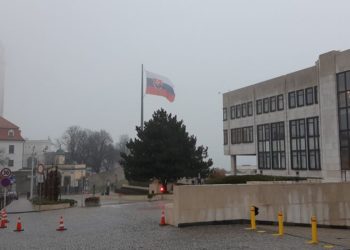 Védőmaszkokban tartja alakuló ülését az új összetételű parlament