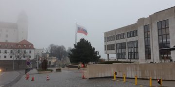 Védőmaszkokban tartja alakuló ülését az új összetételű parlament