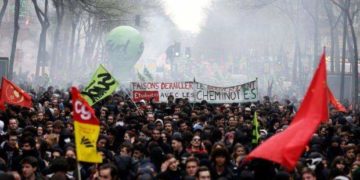 A francia kormány parlamenti szavazás nélkül vezeti be a vitatott nyugdíjreformot