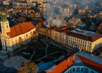 Kigyulladt a szekszárdi börtön tetőszerkezete