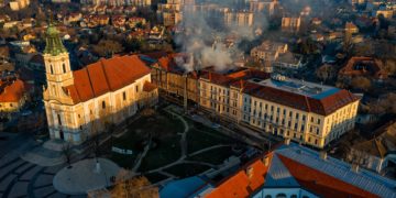 Kigyulladt a szekszárdi börtön tetőszerkezete