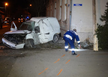 A helyszínen meghalt a lakóháznak ütközött 21 éves sofőr