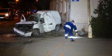 A helyszínen meghalt a lakóháznak ütközött 21 éves sofőr
