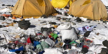 A Nepáli Hegymászószövetség több mint 10 000 kg szemetet és négy holtestett hozott le a Csomolungáról