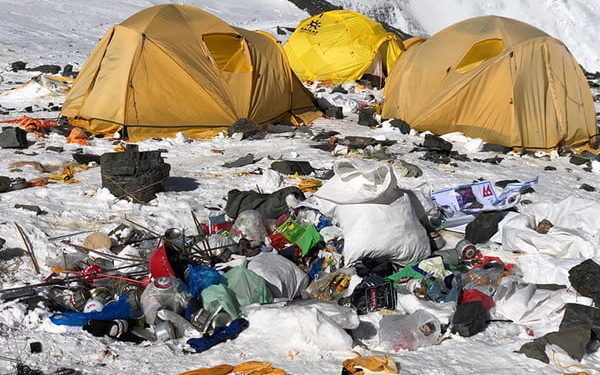 A Nepáli Hegymászószövetség több mint 10 000 kg szemetet és négy holtestett hozott le a Csomolungáról