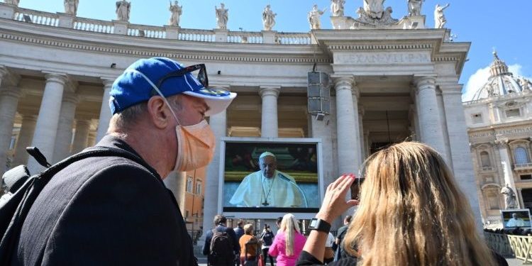 Koronavírus – Ferenc pápa a koronavírus fertőzöttjeihez és a betegeket kezelőkhöz való közelségét hangoztatta