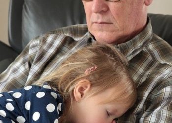 DK: továbbra is kapják meg fizetésüket a gyerekükkel otthon maradó szülők!