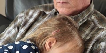 DK: továbbra is kapják meg fizetésüket a gyerekükkel otthon maradó szülők!