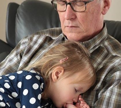 DK: továbbra is kapják meg fizetésüket a gyerekükkel otthon maradó szülők!