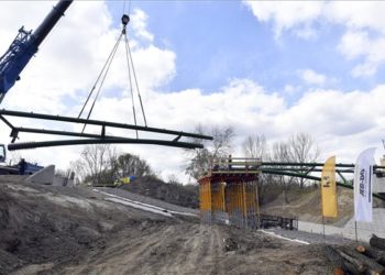 Épül az új kerékpáros híd a Dera-patak felett