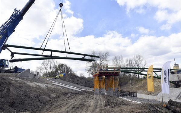 Épül az új kerékpáros híd a Dera-patak felett