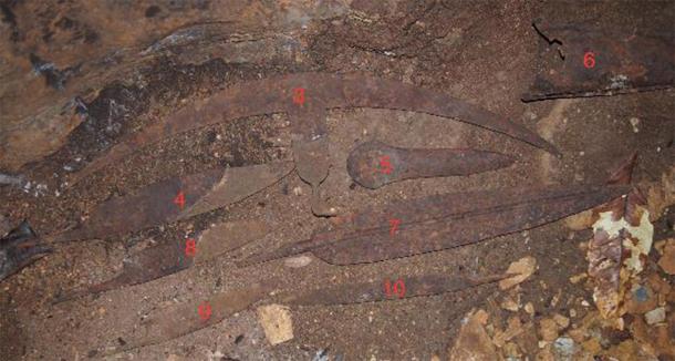 Az archeológusok sorba állították nyilakat, ékeket, harci fegyvereket mielőtt felismerték a felfedezés jelentőségét