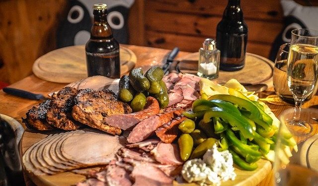 Húsvéti előkészületek – A füstölt húsok piacán az ellátás zavartalan, emelkedhetnek az árak