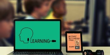 Számos cég ajánl segítséget a távoktatáshoz tanároknak, szülőknek