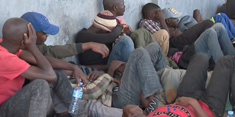 Illegális bevándorlás – Több mint hatvan migránst találtak holtan egy konténeres kamionban Mozambikban