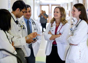 Segítenének a cseh orvosi karok hallgatói