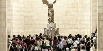 Hétfőn sem nyitott ki a párizsi Louvre, Emmanuel Macron lemondta a vidéki programjait