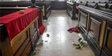 Virágvasárnapra helyreállítják a debreceni Nagytemplom megrongált úrasztalát
