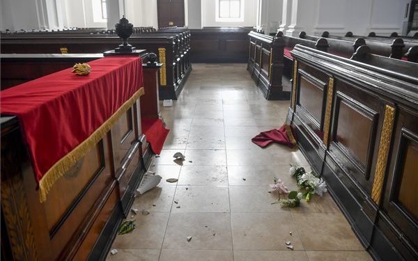 Virágvasárnapra helyreállítják a debreceni Nagytemplom megrongált úrasztalát