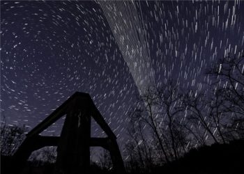 A SpaceX amerikai űrkutatási vállalat Starlink-műholdjai minden mennyiségben a Földön és égen