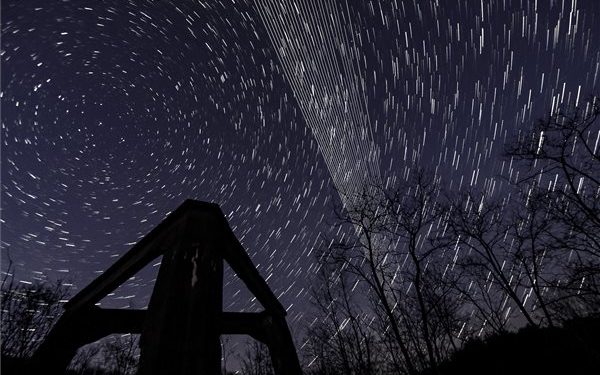 A SpaceX amerikai űrkutatási vállalat Starlink-műholdjai minden mennyiségben a Földön és égen