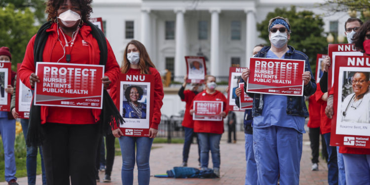 Trump aláírta a bevándorlást korlátozó rendeletet, emlékeztette az amerikaiakat a szigorú előírások betartására