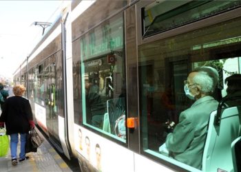 Csak eltakart arccal szabad használni 6 éves kor felett hétfőtől a fővárosi tömegközlekedést