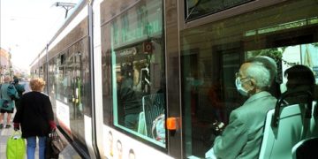 Csak eltakart arccal szabad használni 6 éves kor felett hétfőtől a fővárosi tömegközlekedést