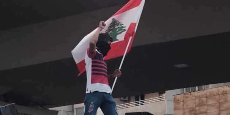 Libanonban a kijárási korlátozások ellenére ismét tüntetnek a kormány ellen