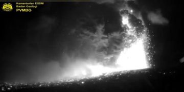 Kitört az Anak Krakatau vulkán (videó)