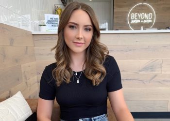 Eminem lánya arcmaszkokat varr, hogy segítsen