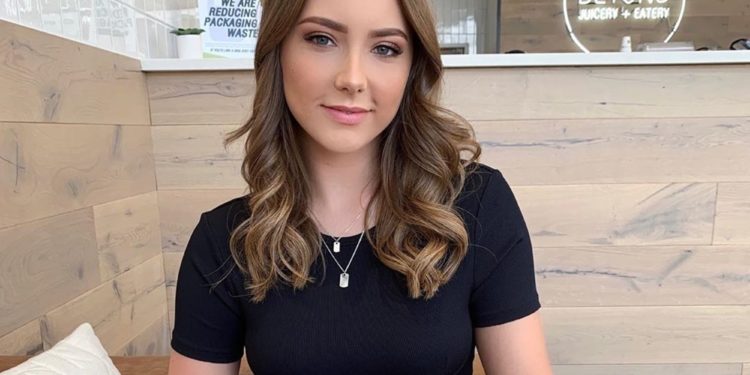 Eminem lánya arcmaszkokat varr, hogy segítsen