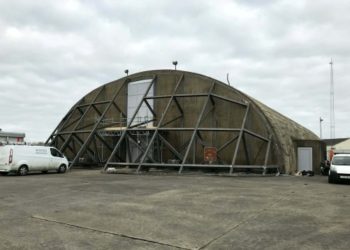 Ideiglenes halottasházzá alakulnak az angol légierő hangárjai (videó)