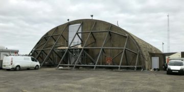 Ideiglenes halottasházzá alakulnak az angol légierő hangárjai (videó)