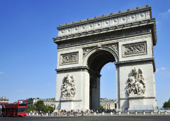 A párizsi Diadalív becsomagolásán dolgozik Christo