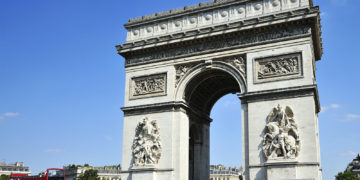 A párizsi Diadalív becsomagolásán dolgozik Christo