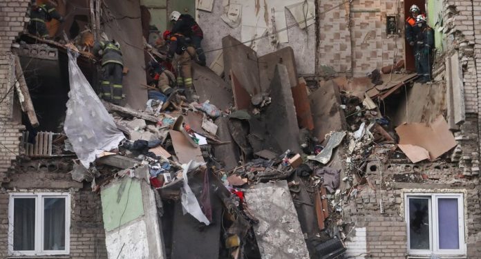 Óriási gázrobbanás miatt beomlott egy ötemeletes lakóház Oroszországban, halottak