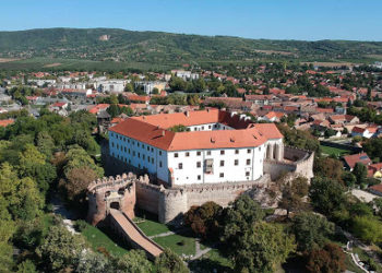 Siklóson egymilliárd forintból újul meg két iskola