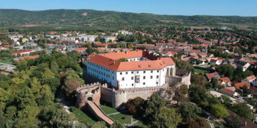 Siklóson egymilliárd forintból újul meg két iskola