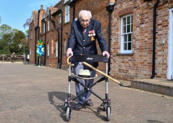 Őfelsége, II. Erzsébet az egészségügynek pénzt gyűjtő 100 éves katonát lovaggá üti
